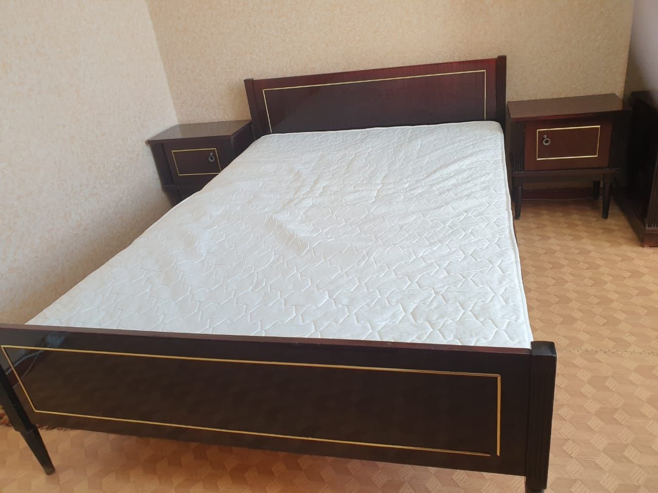 Продается 2 спальная кровать с прикроватными тумбочками.