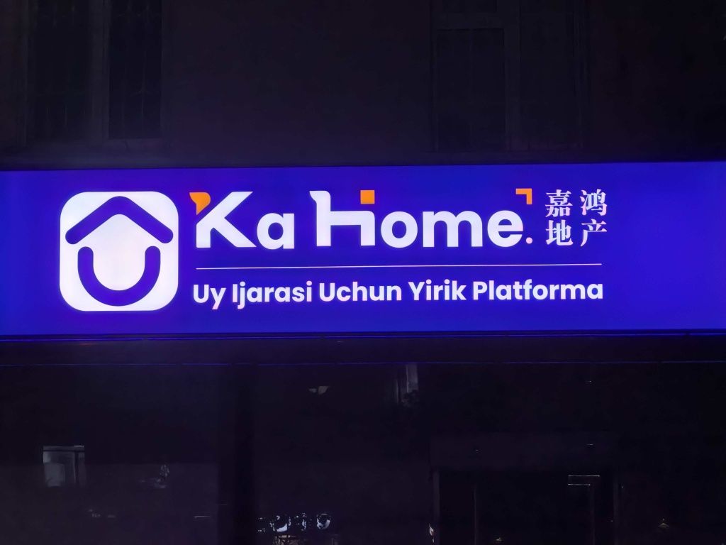 Yozuvli banner va plakatlar.