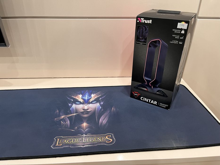 подставка для наушников + подарок коврик