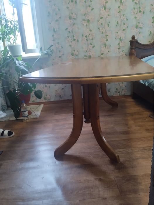 Продам стол обеденный дерево