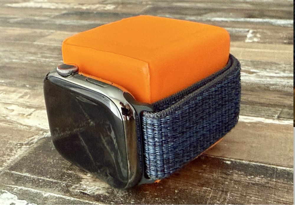 Curea Apple model Nike Sport Loop Black/Blue 46 mm. Preț fix.