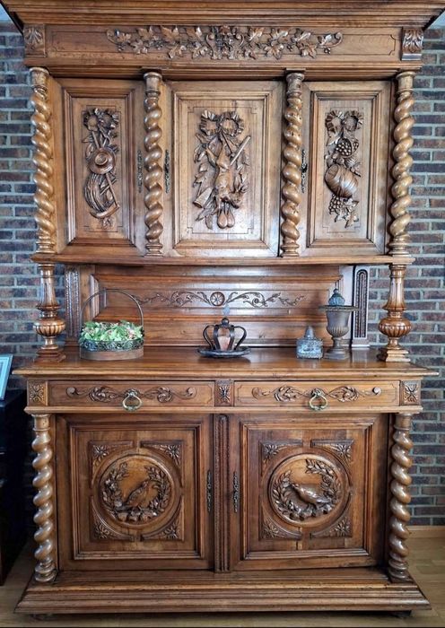 Античен нидерландски шкаф. Ръчна изработка с дълбока дърворезба