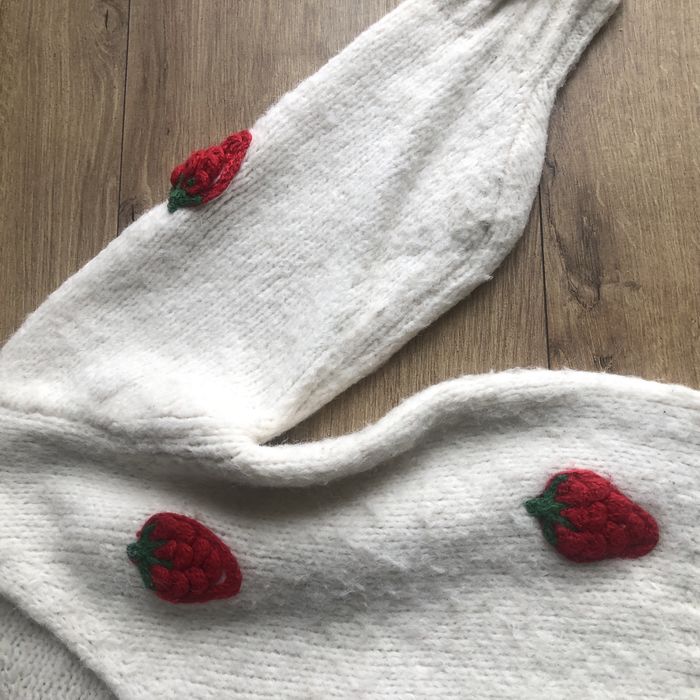 Пуловер с ягоди