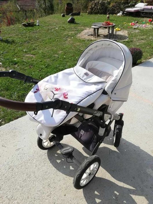 Бебешка количка в бяло