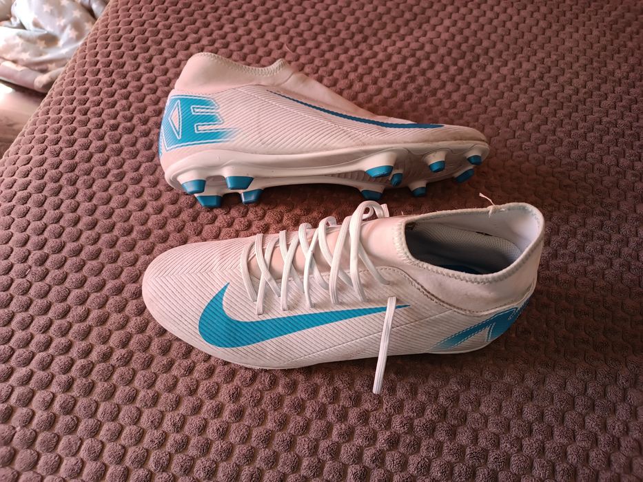 Маратонки и бутонки  NIKE и Converse