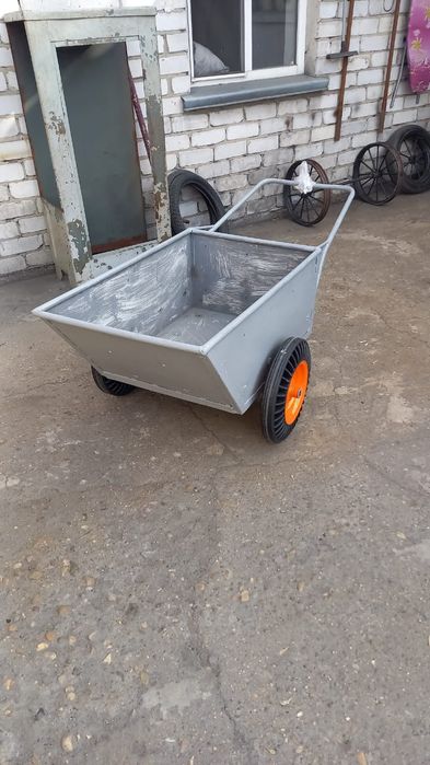 Серая тачка для грузоперевозки