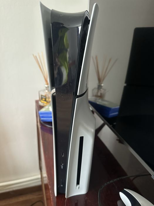 Vand playstation 5 + 3 jocuri