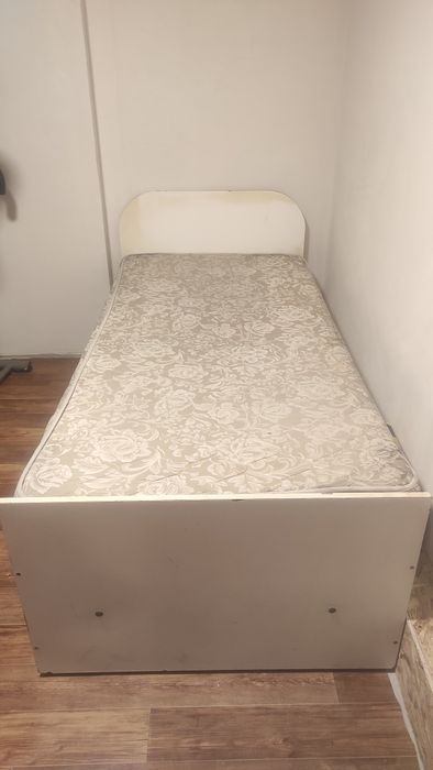 Продам кровать. С матрасом. 200*90 см.