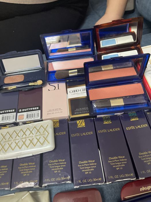 Vând machiaj palete, parfum, fond de ten Dior Estee Lauder