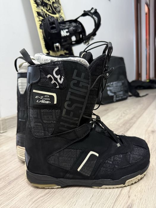 Vand o pereche boots pentru placa snow ,mar.41 in stare foarte buna