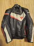 Vand geaca moto piele DAINESE Veloster, Marime 50, Pret 730 lei
