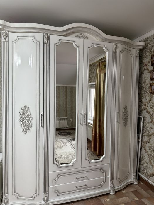 Продается белый шкаф