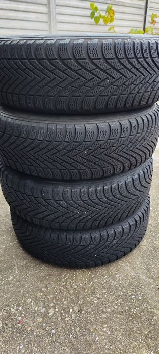 Vând 4 cauciucuri de iarnă Pirelli 195 65 R15
