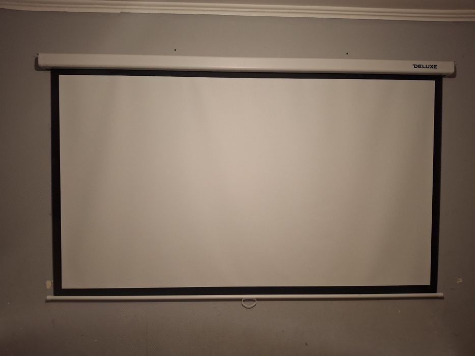 Проекционный экран De Luxe
