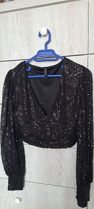 Top negru cu paiete