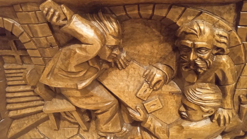 Sculptura Jan Procner, artist slovac, scena crama, joc carti, betivi