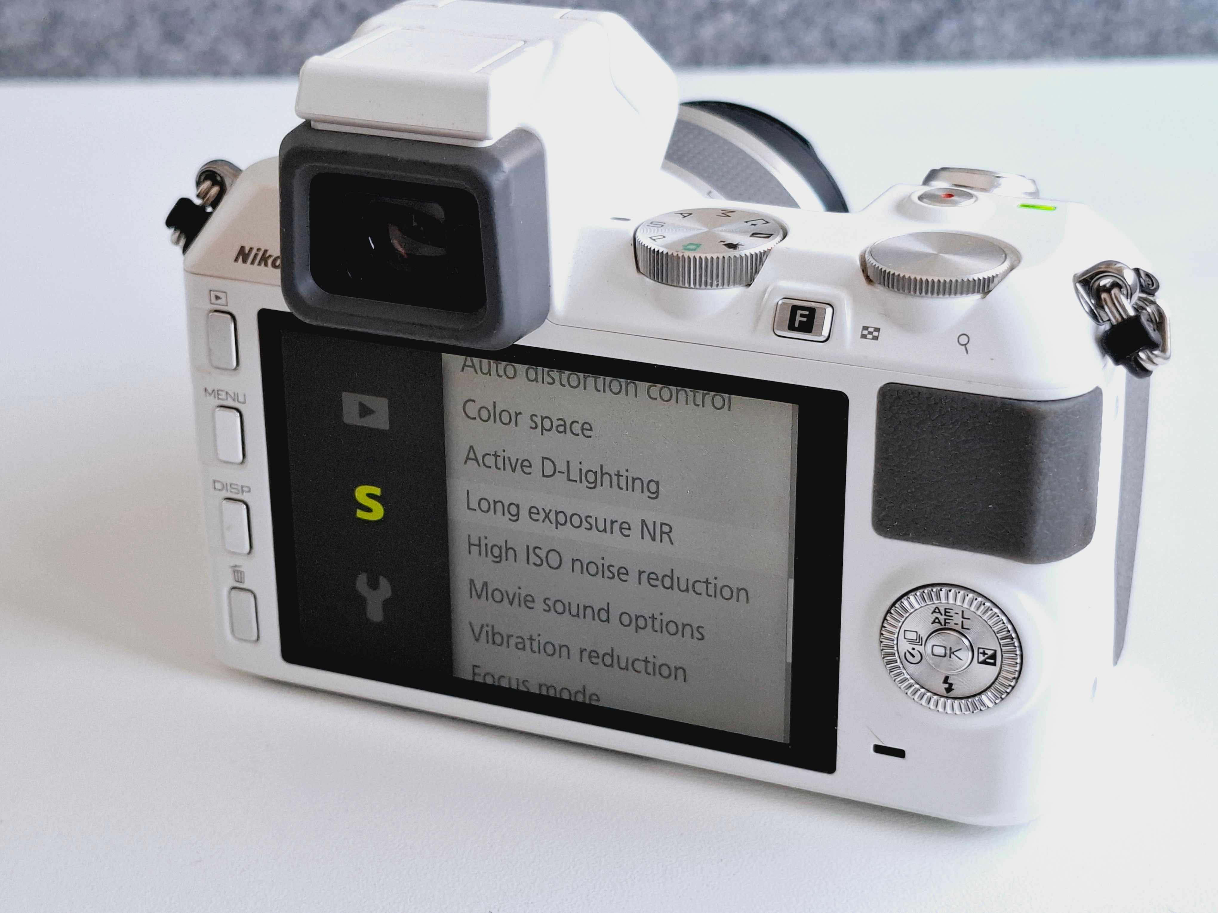 Nikon 1 V2 White Mirrorless Digital Camera + Nikon 10-30mm f3.5-5.6 VR