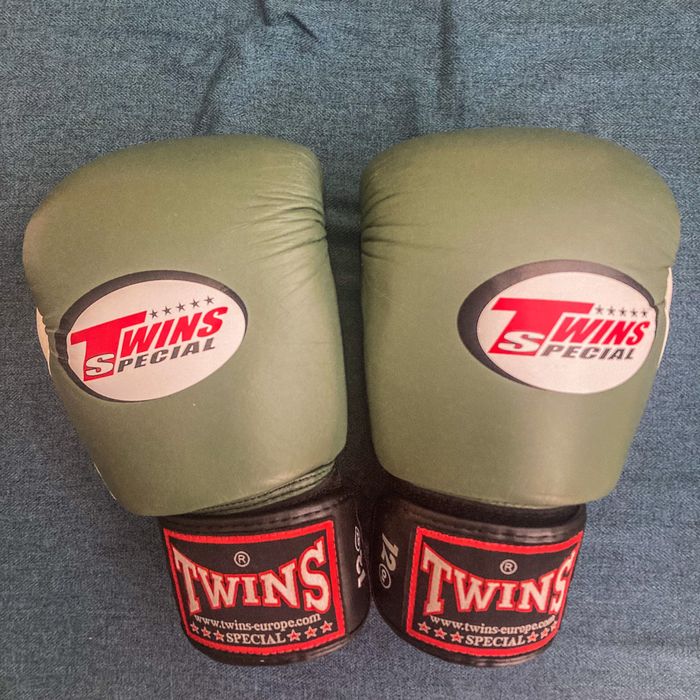 Боксови ръкавици “TWINS” 12oz