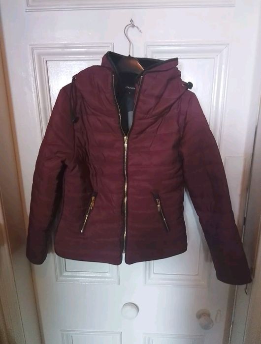 Ново с етикет винено късо яке с качулка S размер