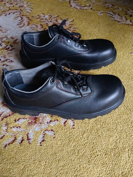 Мъжки обувки и ботуши от естествена кожа