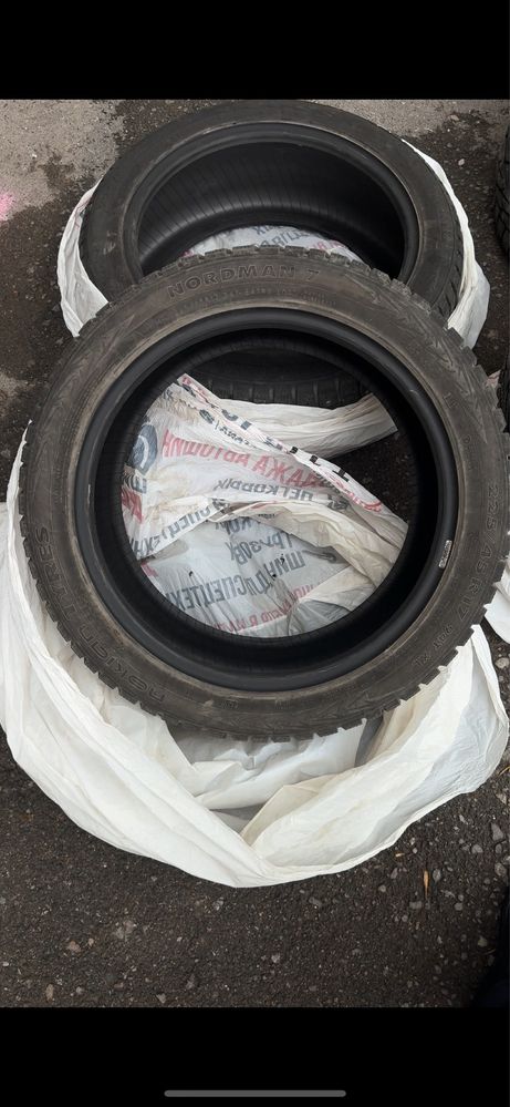 Продам шины 225/45/17 зимние Nokian