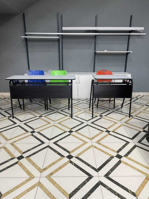Maktab va o'quv markazlari uchun mos keluvchi parta stullar.