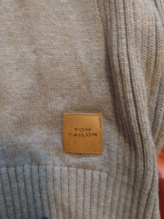 Пуловери от добри марки.