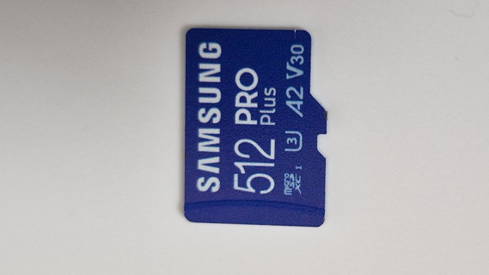 4 carduri de memorie Sandisk și unul Samsung