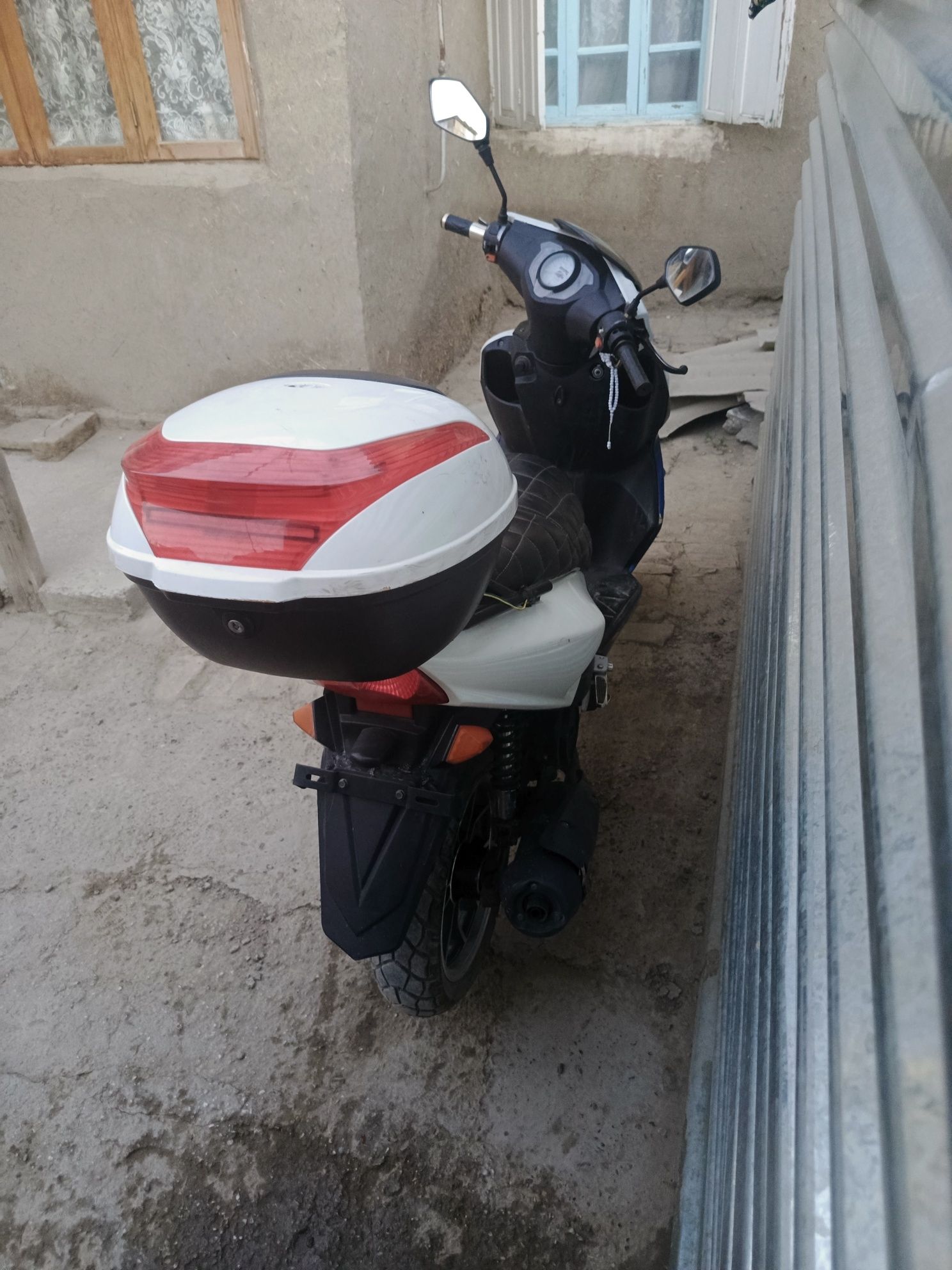 Skuter tez sotiladi srochniga pul kerak