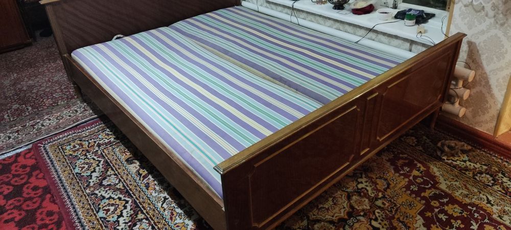 Двух спальное кровать