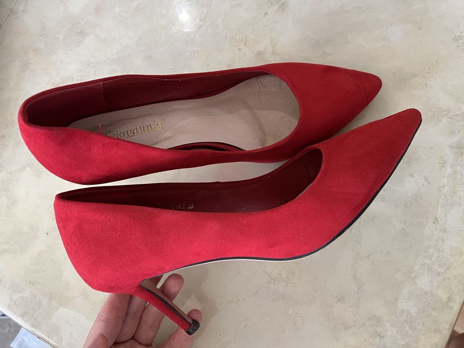 Әдемі туфлилер сатылады