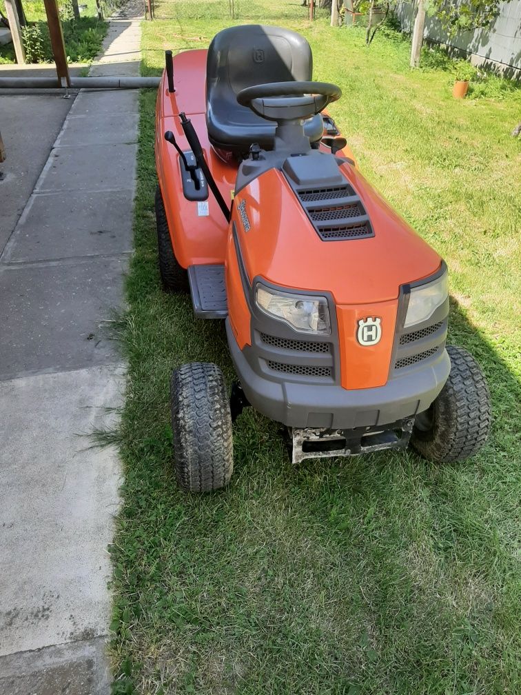 Vând tractoras husqvarna