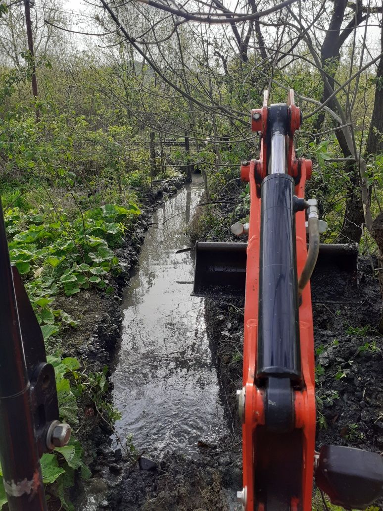 Gauri prin beton/caramida/piatra,Săpături cu miniexcavator.