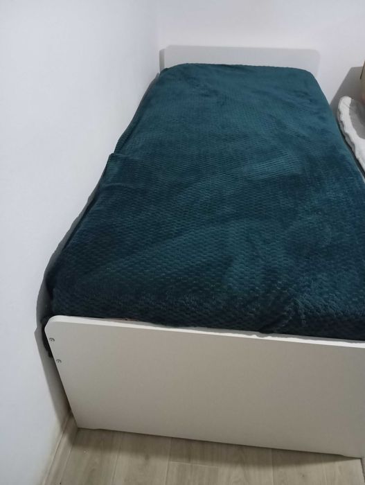 pat de o persoană cu o saltea