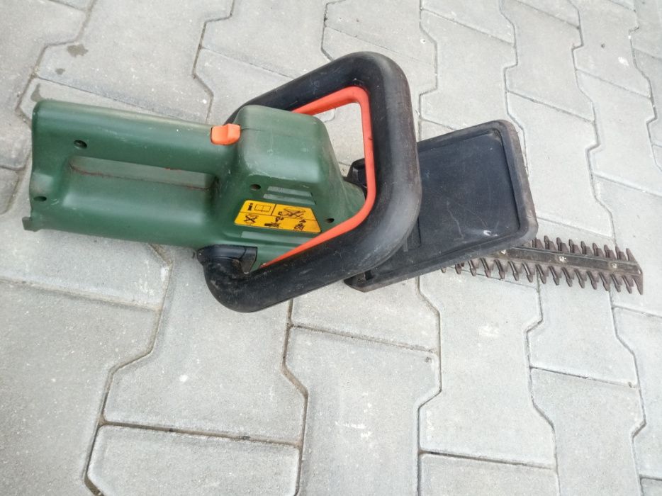 Foarfeca pentru tine gard viu black and decker .nu bosch