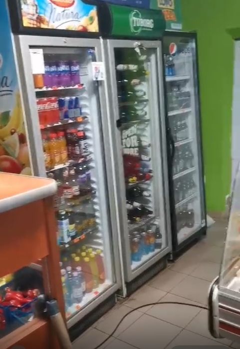 Vând spatiu comercial sau închiriez (magazin alimentar +bar)