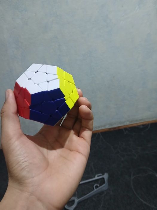 Kubik rubiklar sotiladi
