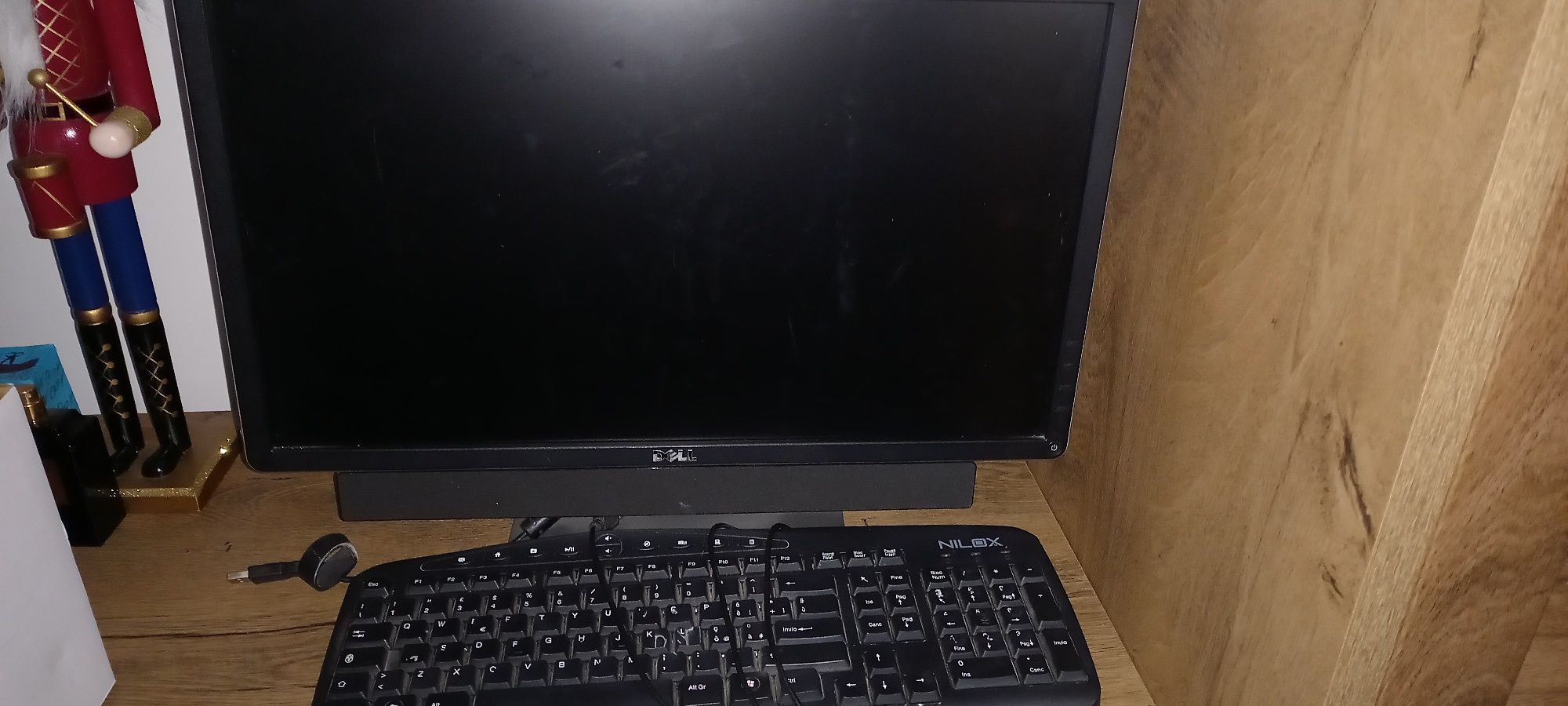 Monitor DELL 24'' cu boxă pc și tastatura