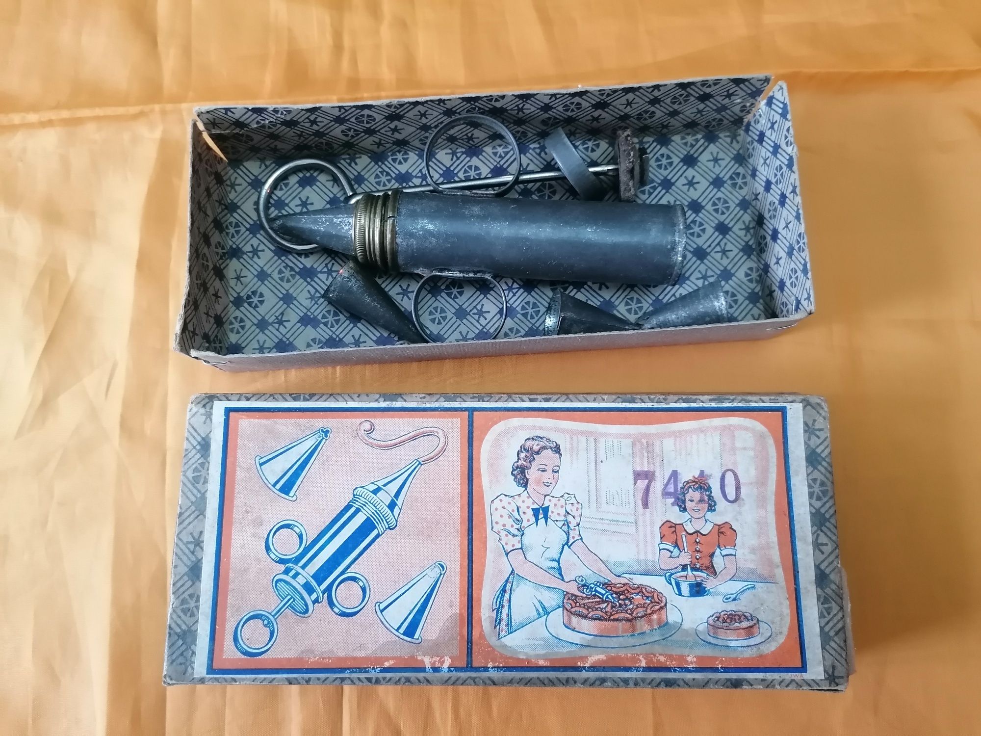 Dispozitiv/pistol vechi de ornat torturi 1950 în cutia originala
