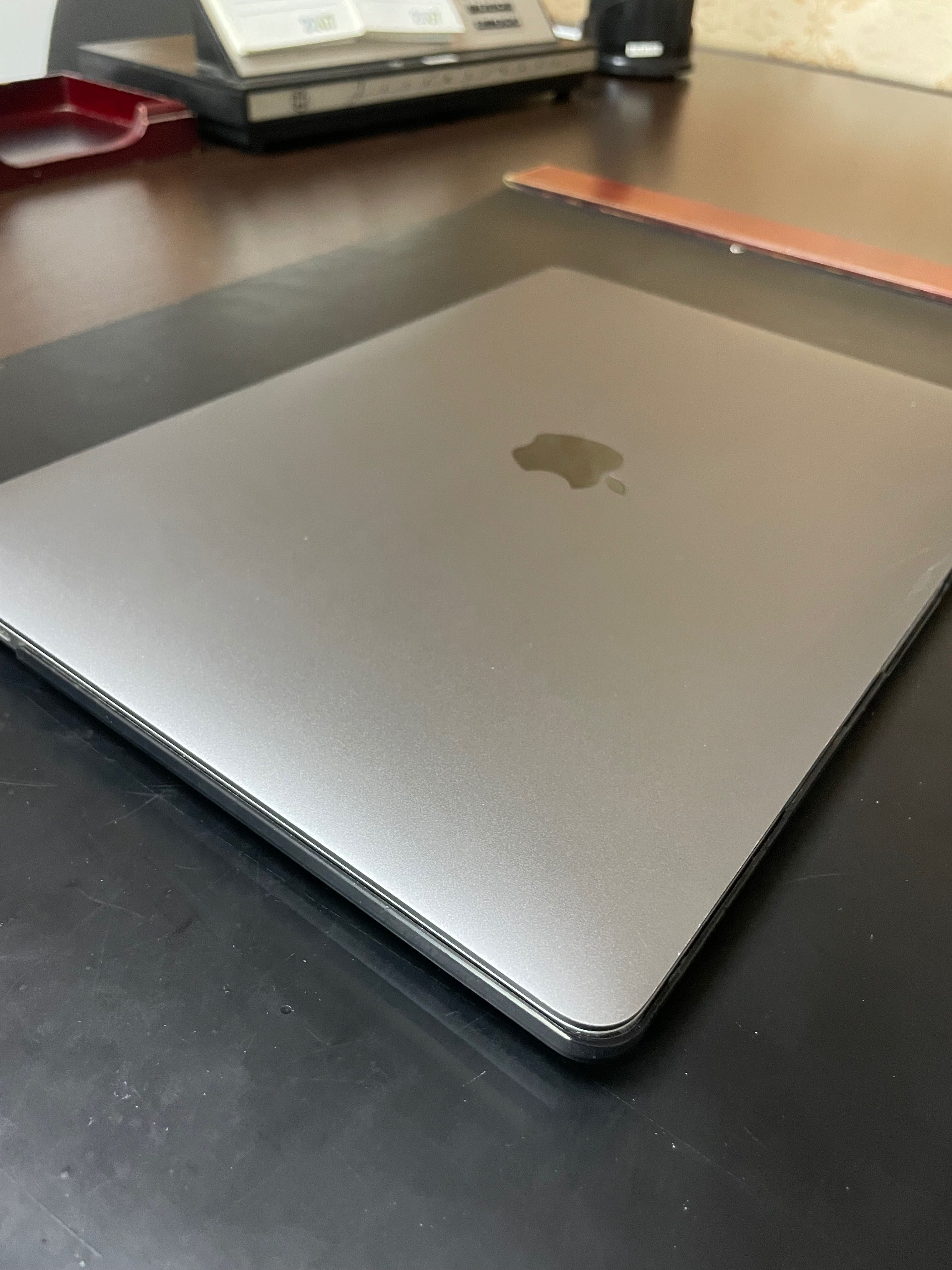 Продается макбук macbook pro 2018 в отличном состоянии
