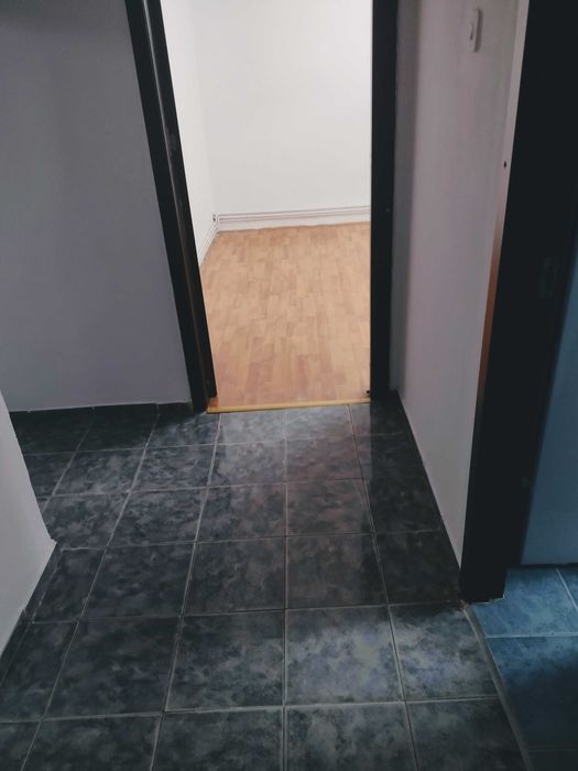 Proprietar vând apartament cu 3 camere,decomandat,