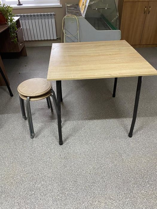 Стол с табуретками