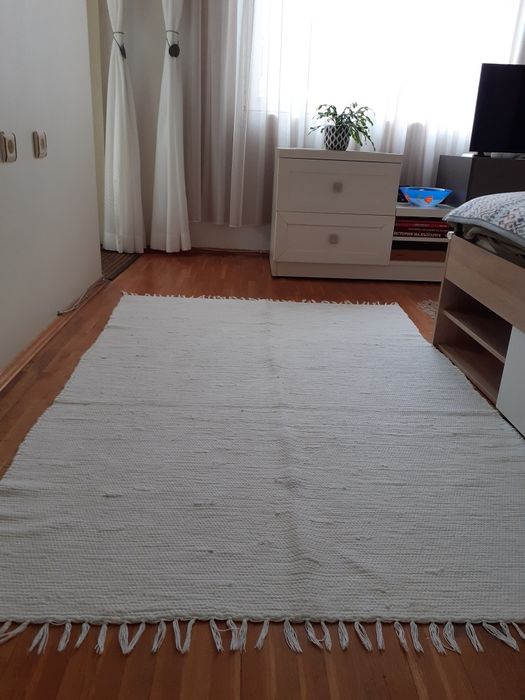 Почти неизползван бял, памучен килим с размери 175/125см.