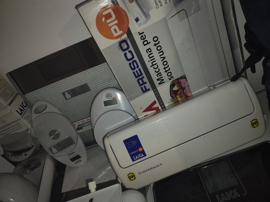 Lot electronice – cântare, radio și mașină de vidat