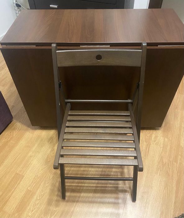 Vând masă pliabila cu scaune