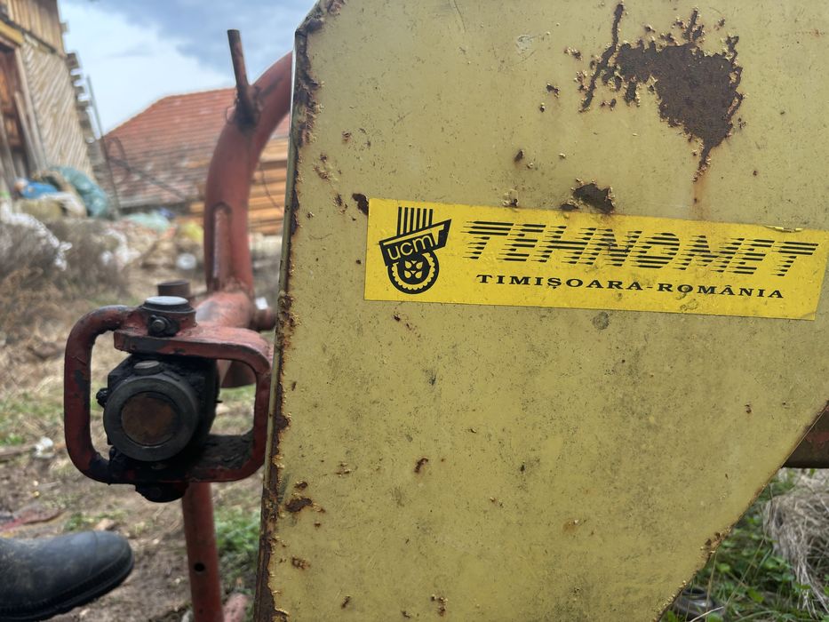 Dau troliu forestier plug pp3 si cositoare dupa tractor