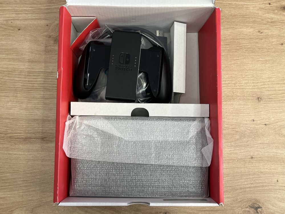 Nintendo Switch Oled + 4 игри