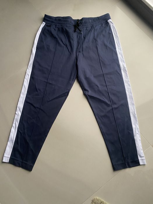 Pantaloni Kelvin Klein purtati o si gura data de culiarea albastra mar