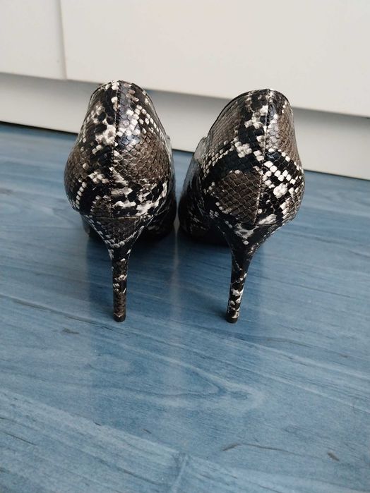 Официални обувки на ток