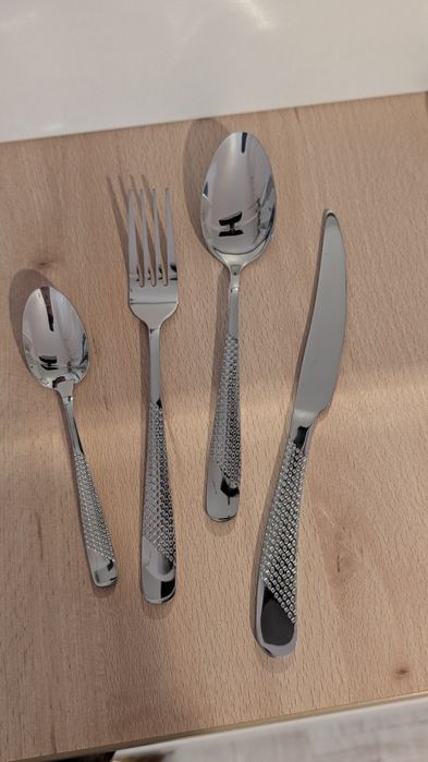 Set tacâmuri din inox aurite